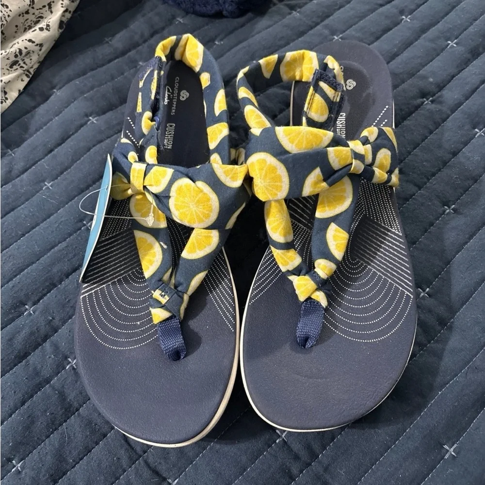 NWT Cloud STEPPERS by Clarks Jersey Sandals Arla Nicole Blue Lemons 8.5 - Picture 1 of 8